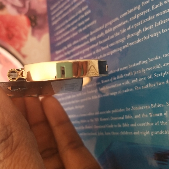 Gorgeous gold and black hoop guess earing - Picture 4 of 5